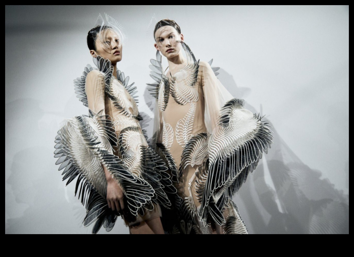 تصميم الأزياء التقنية: التكنولوجيا القابلة للارتداء تعيد تعريف الموضة