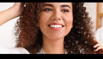 الارتداد الجريء: غرس الثقة في تجعيدات الشعر المفعمة بالحيوية