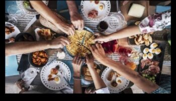 يأكل في المساء: الكشف عن ثراء العشاء المسرات