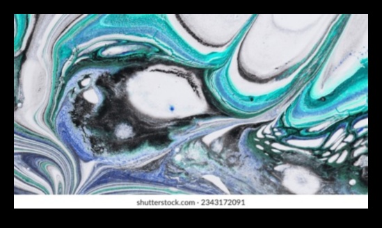 اندماج الباستيل والحبر: استكشاف المجموعات الديناميكية