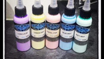 اندماج الباستيل والحبر: استكشاف المجموعات الديناميكية